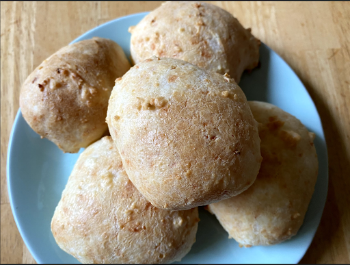 The recipe for pão de queijo is simple and the ingredients are not difficult to find.