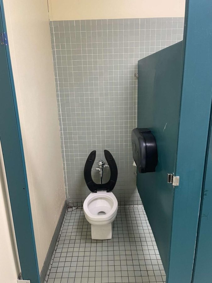 A stall with no door, giving no privacy to students.
